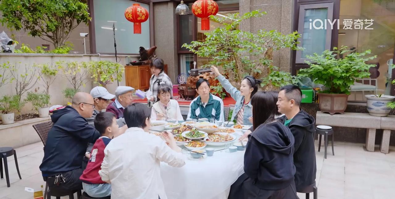 谢娜：“我第一次学游泳，我爸爸带着姐姐先学游泳，让我站在岸上等着，姐姐游着游着就