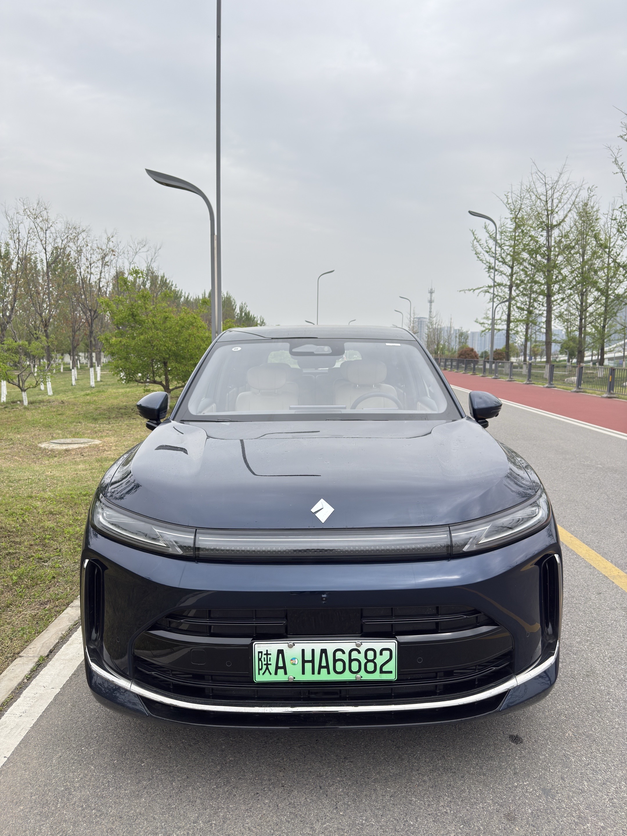 哨兵模式：哨兵模式也非常好用锁车会自动开启，周围有人也会手机提醒，放在外面停车场