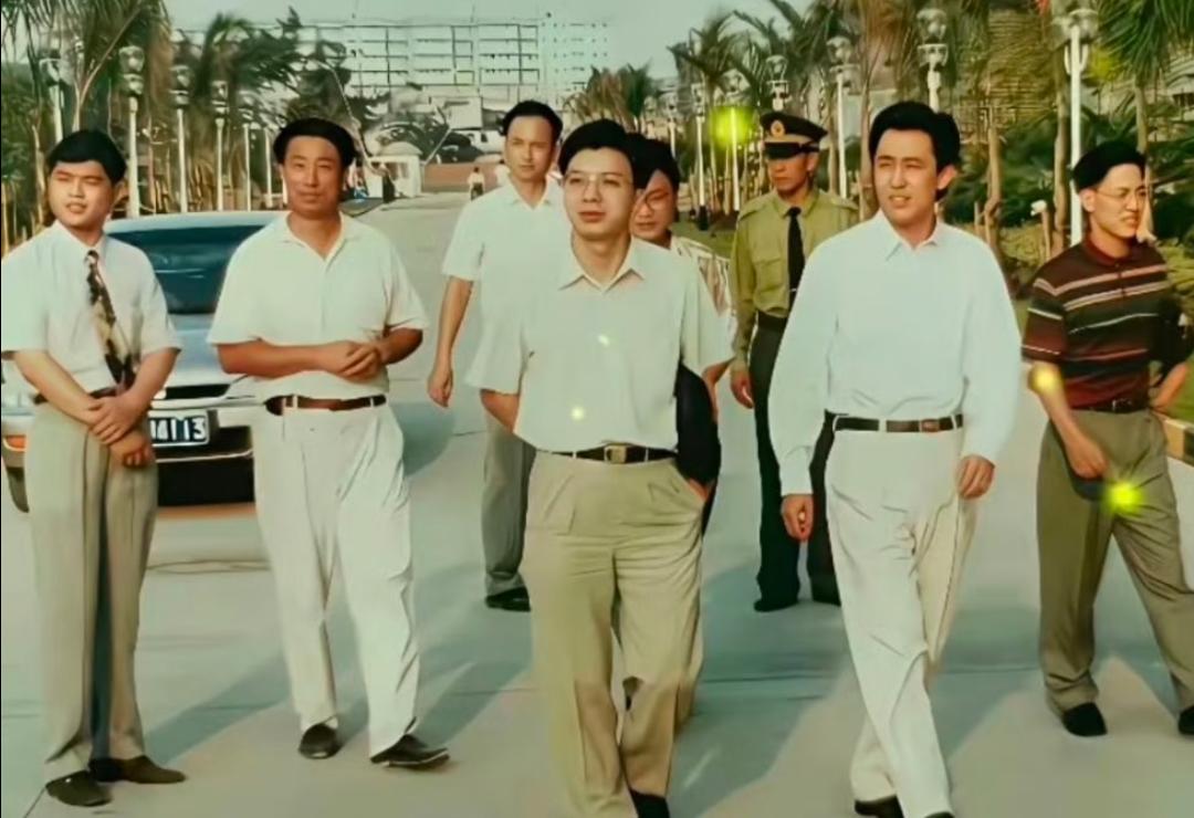 1995年，37岁的许家印站在广州珠岛花园工地上拍下了一张照片。那时的他还不是首