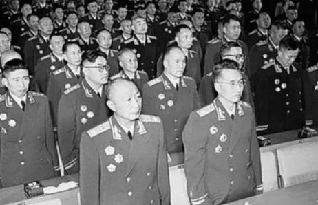 1955年大授衔结束后，王必成闷闷不乐，陈毅叫住：“怎么了？嫌中将低了？”王必成