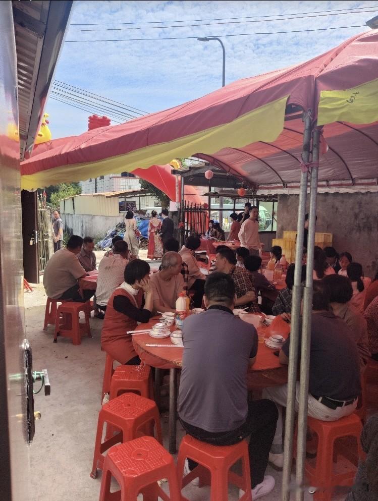 老家有个初中同学结婚，喊我去吃酒席，因为在深圳上班我不愿回去，就发了个200元的