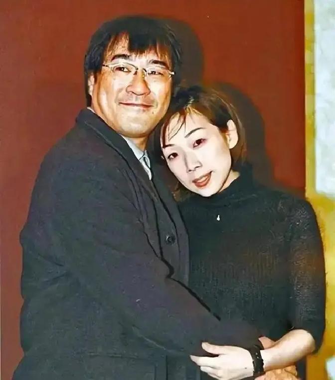 1994年，李宗盛婚内恋上林忆莲，干柴烈火的两人，为图刺激秘密同居。没过多久，林忆莲便怀了孕，李宗盛
