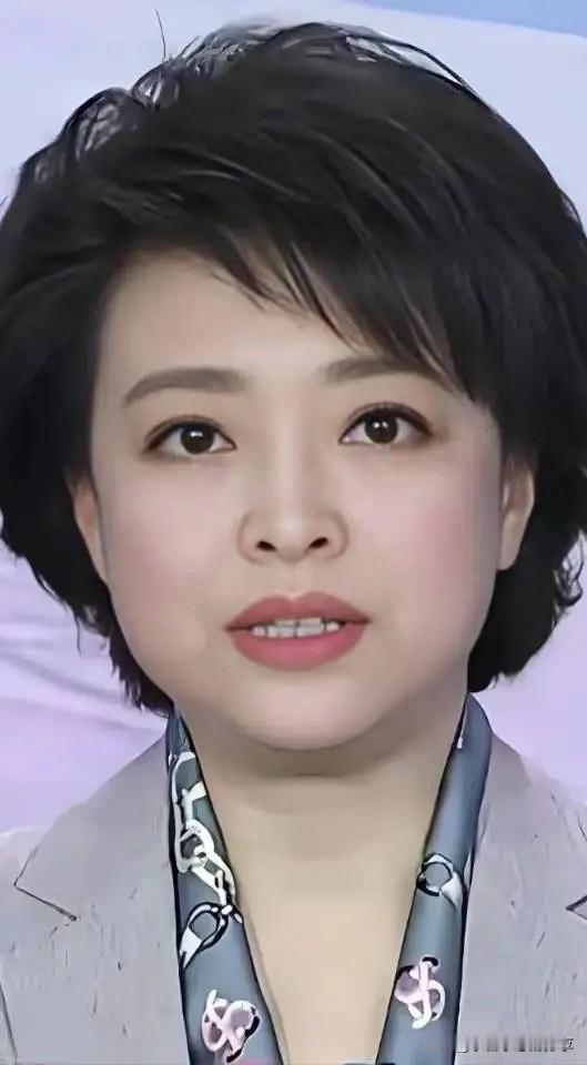 不知道这一个主持人叫什么名字，看起来端庄大方，气势磅礴，特别有韵味，颜值和气质比