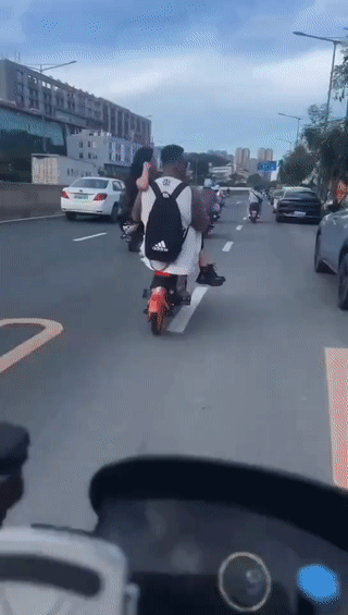 这个黑人竟然一边抱着他的中国女朋友一边骑车？真是技术了得啊！他这样骑车难道不