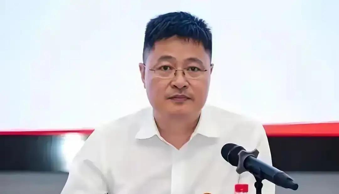 昨晚跟几个老哥们一块儿喝茶，聊起那个在酒桌上翻了车的赵老板席间有个在商圈混了
