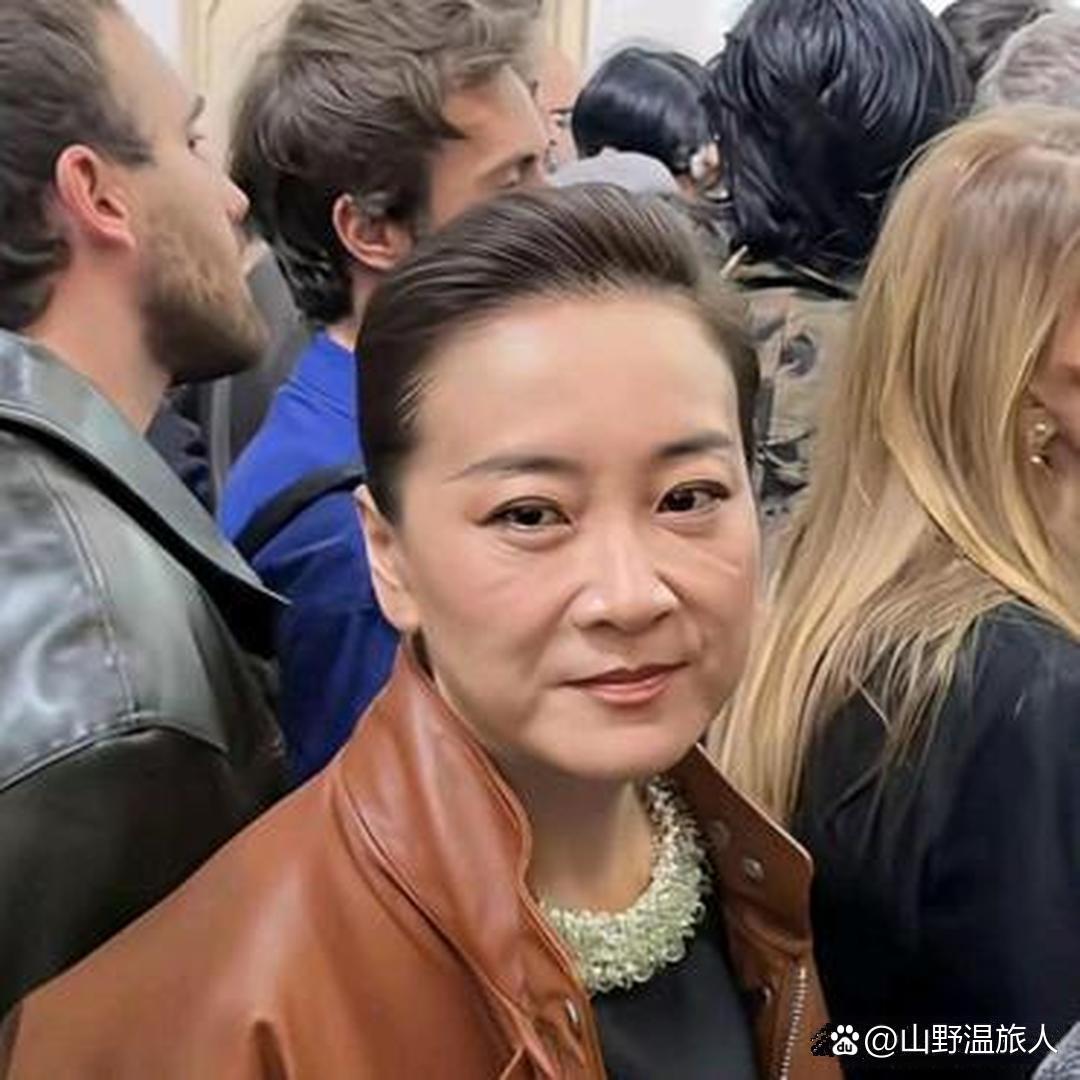 我天，这还是贾玲吗，亮相米兰时装周的她，气质直接焕然一新，整个人高级又惊艳，完全