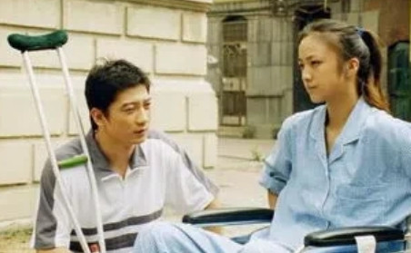 2006年，28岁的汤唯迎来了人生的一个转折点，那年她做了一个艰难的决定，她跟男