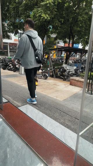 在广州街头，居民住宅区到处都可以看到这样的黑人小孩？当地人早就已经见怪不怪了？