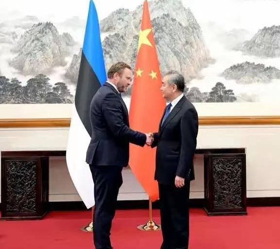 立陶宛总统瑙塞达现在估计是五味杂陈，后悔不迭。就在他眼巴巴盼着能跟中国缓和关系的