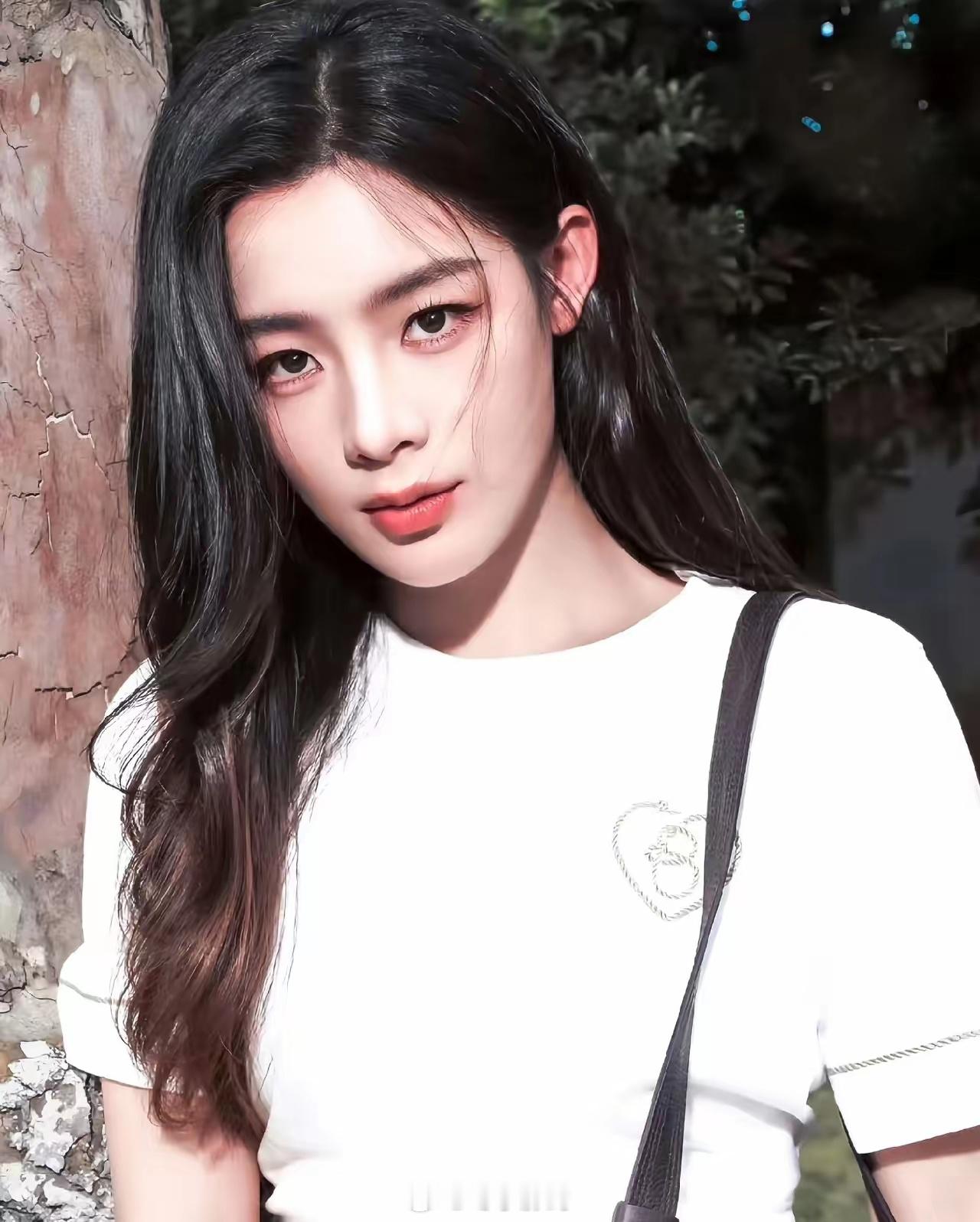 陈丽君这个人，我真是看不懂了，她今年都33岁了，既不结婚，也不生娃，真的是把全部