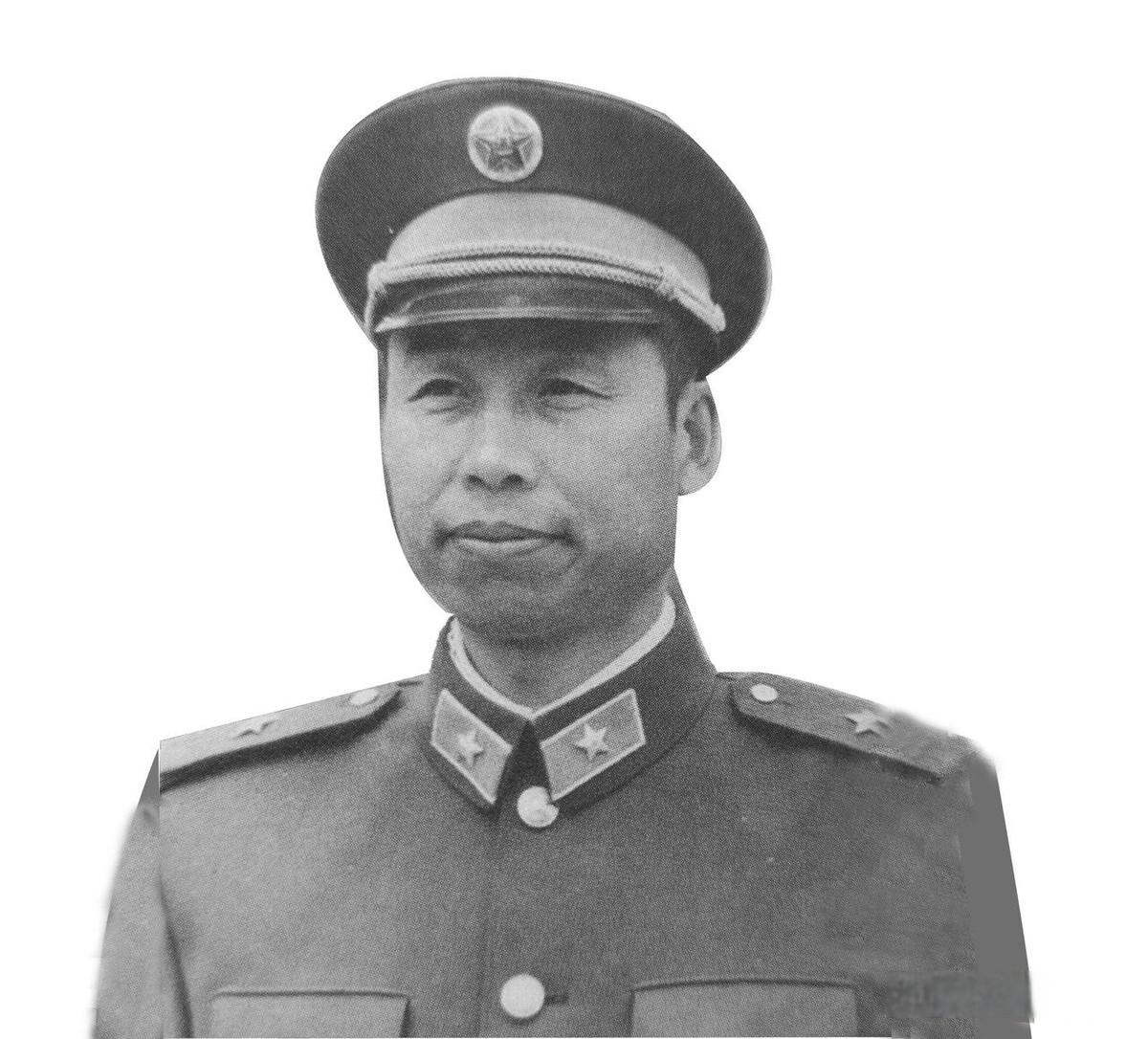 1985年夏，云南老山前线。49岁的刘玉尊接到一纸命令——32师撤编，他本人＂另