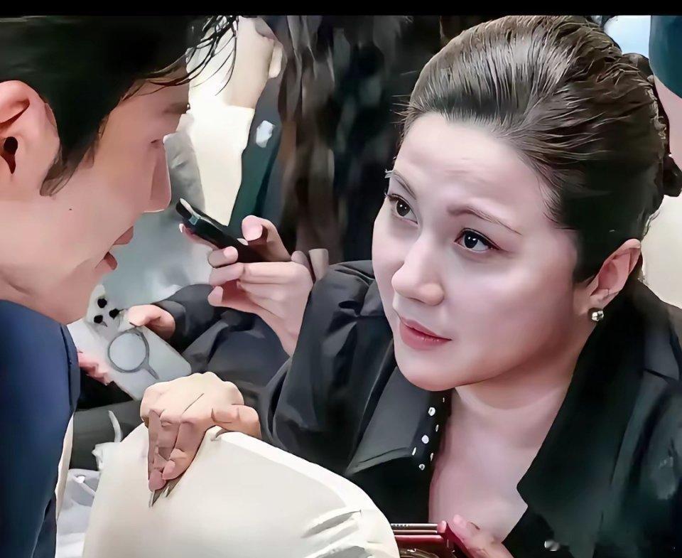 特地查了一下颜丙燕的小男友刘默阳，她的小男友真的不是一般人，身高有1米8，曾经居