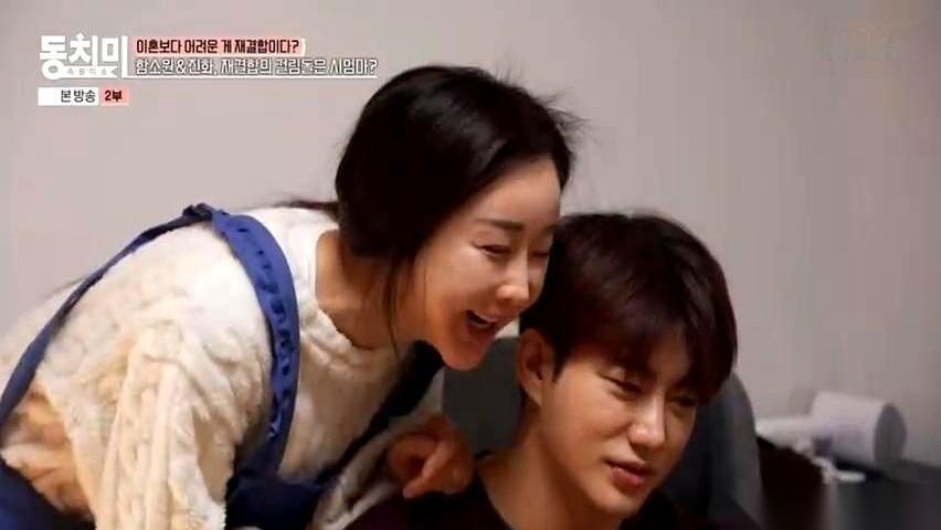 人家母子俩正视频吵架呢，吵得脸红脖子粗的，眼看就要炸了。她倒好，“duang”