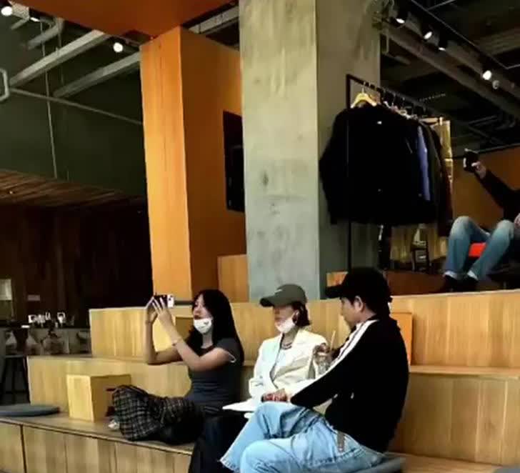 恭喜小赵呀找个有才华的男人挺好的。​​​这次狗仔是帮她辟谣🧓呢，都一伙的，哪