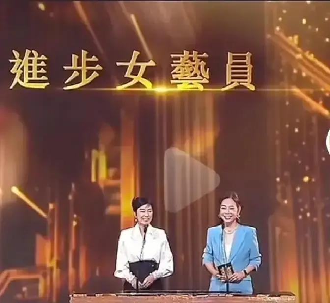 69岁米雪穿旗袍腰没褶TVB把颁奖礼搬去澳门那晚，她挽着陈松伶走红毯，腰侧