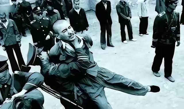 1985年，山西省某处山坡上，一队武装警察，正准备对死刑犯执行枪决。战士们端起枪