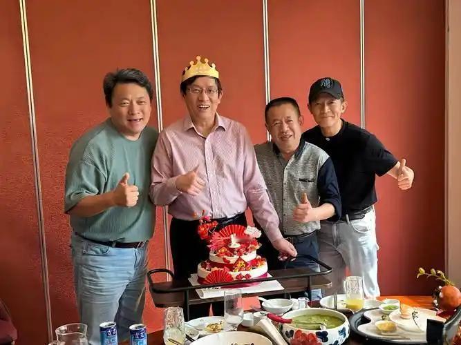 杨志刚的演技出圈，我不羡慕；他的名气在外，我也不眼红。真正戳中我的，是48