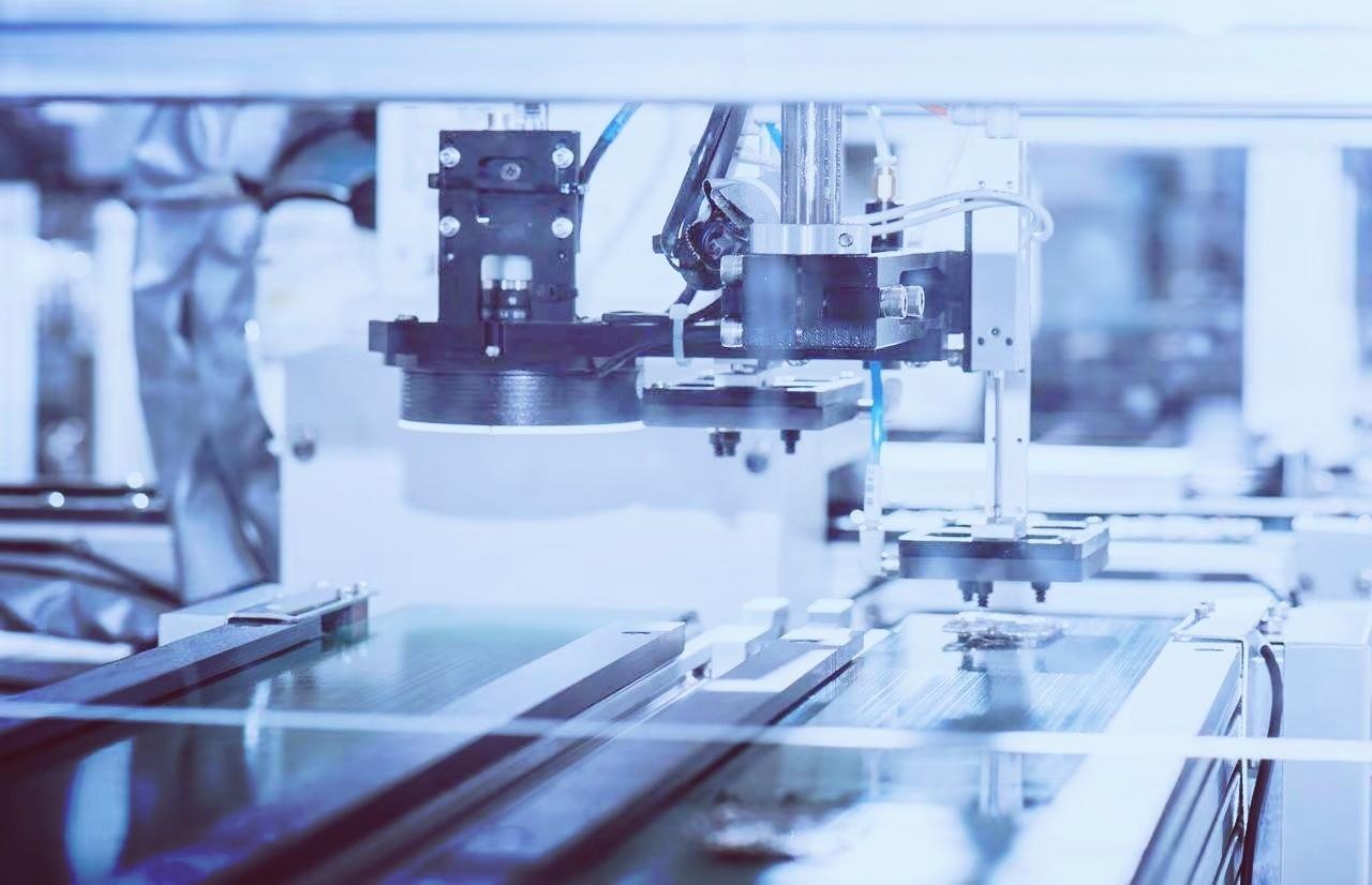 中国的国产光刻机有望实现“遥遥领先”！据消息人士透露，中国科学家已经打造出一台极