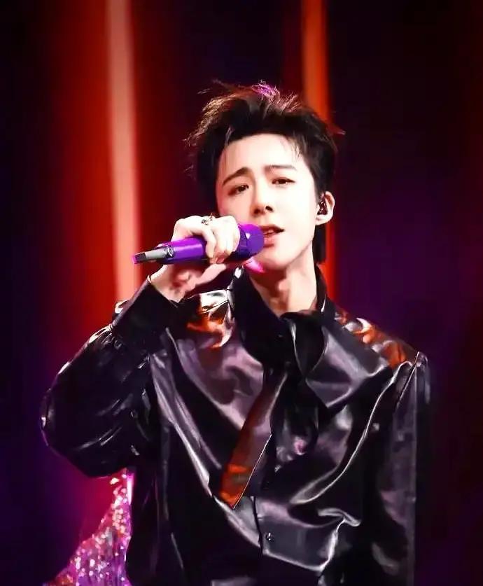 净身出户只带音箱，12年后他红到发紫2012年丹东民政局门口，刘宇宁把存折