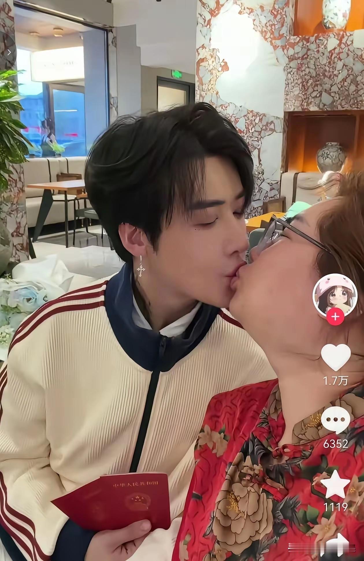 真是辣眼睛！38岁的身材臃肿女子，竟然和00后小伙二婚了，还高调地秀恩爱，亲密地