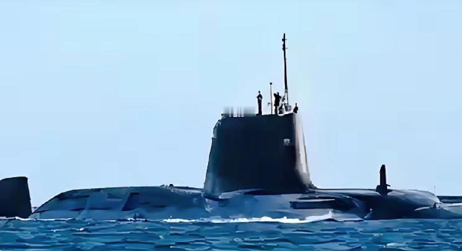 就这么悄悄就位了，英国没搞大张旗鼓的军演，没发高调的声明，就直接把自家顶尖核潜艇