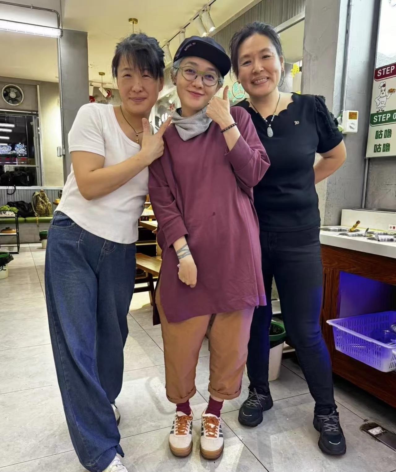近日，有位安徽的老板娘晒出与范晓萱的合影，老板娘说她：“特别礼貌，平易近人”。