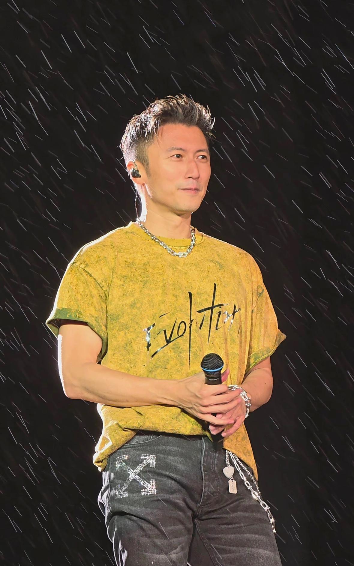 谢霆锋广州演唱会这一夜王菲赢麻了不化妆，不换衣服全程淋着大雨，整整两个小