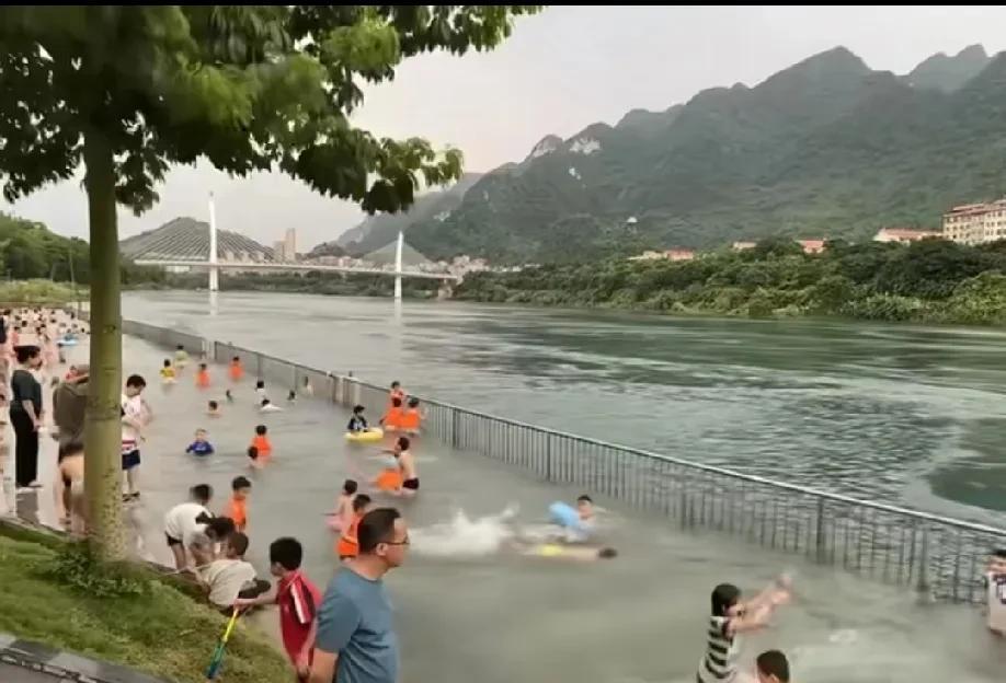 盛夏之季，正是游泳戏水的好时节，而如今不像我们小时候，无论城市还是农村的小孩基本