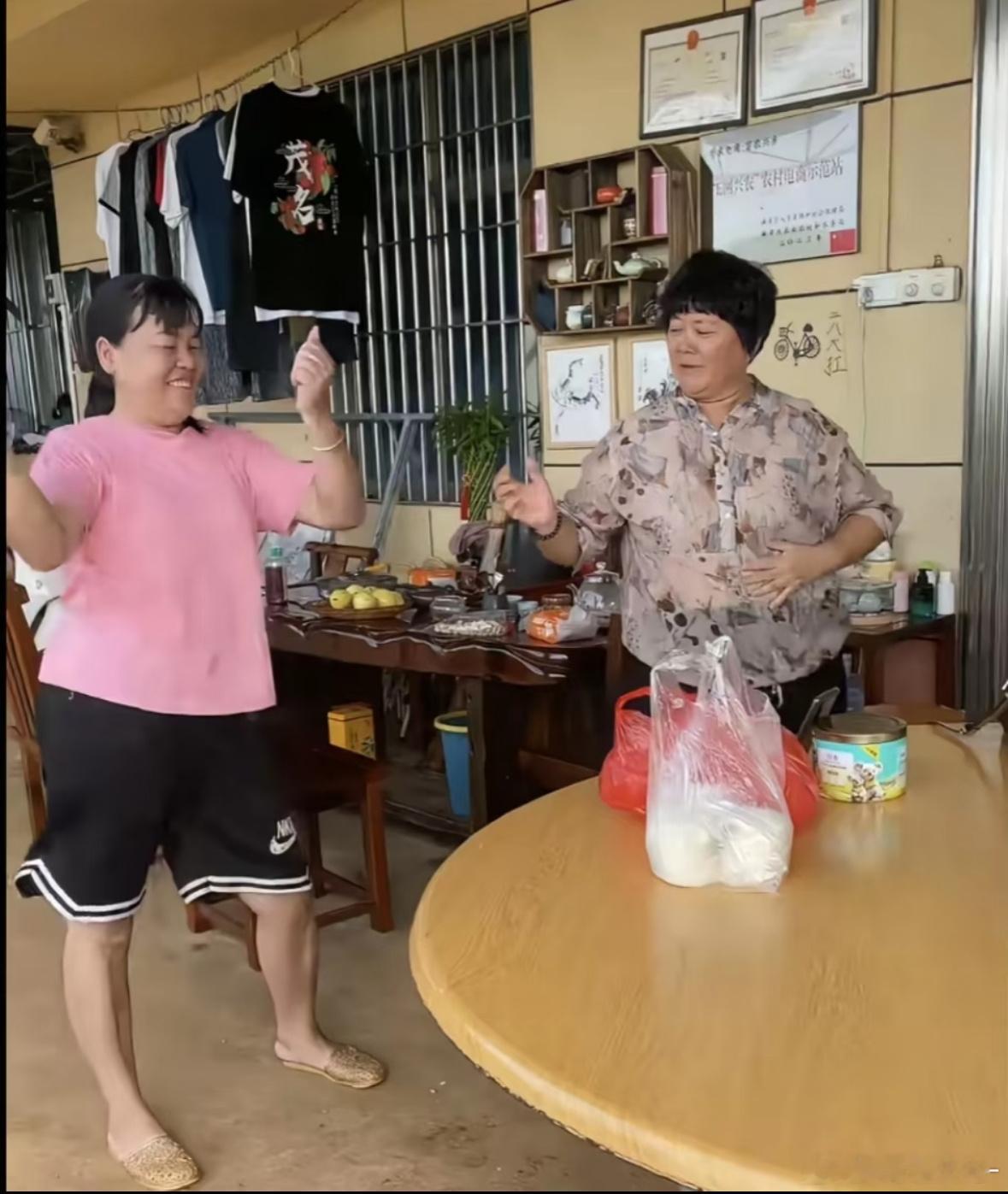 全红婵坚持每月给家里生活费不知道大家注意到没有，​全红婵的妈妈从上到下，除了手上