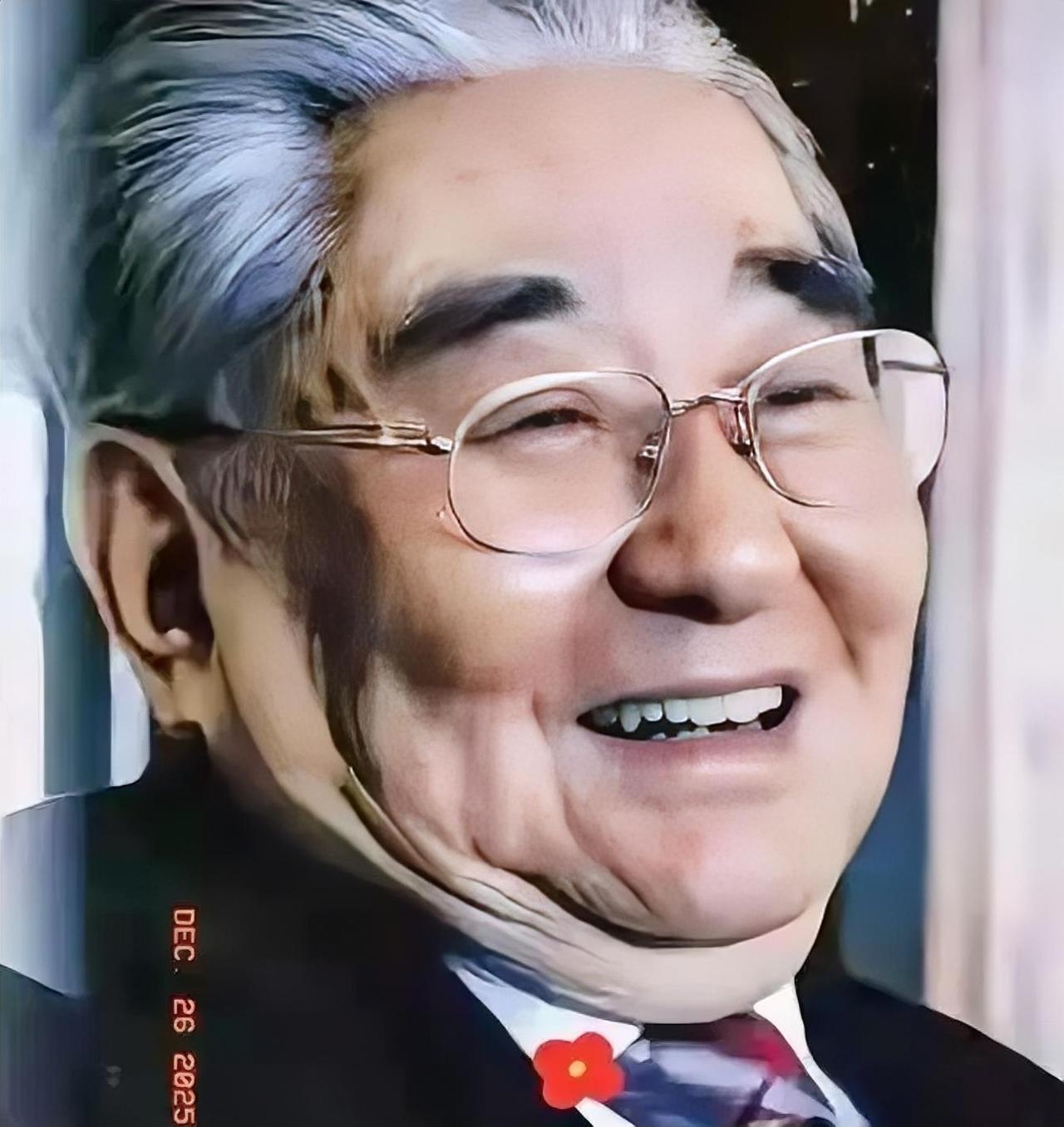 这位老同志堪称一级演员，演技甩职业演员八条街！生前痛骂铜臭、批判明星炫富、讽刺