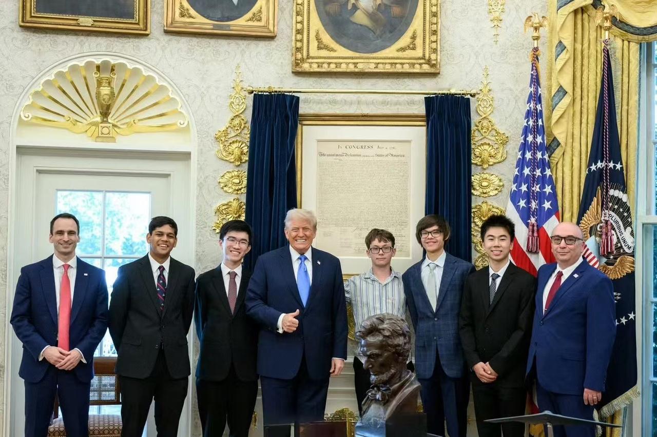 第55届国际物理奥林匹克竞赛，美国首次夺得团体总冠军，5名选手全部荣获金牌，总分