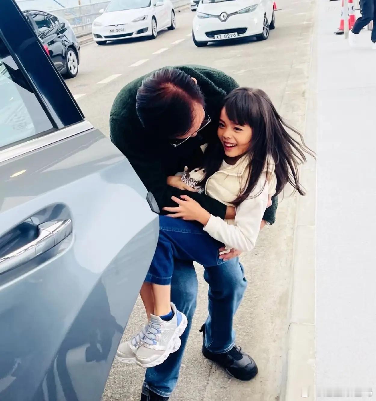 尔冬升68岁和9岁女儿合影，老来得女，不是一般的宠爱！有一说一，他女儿颜值真高，