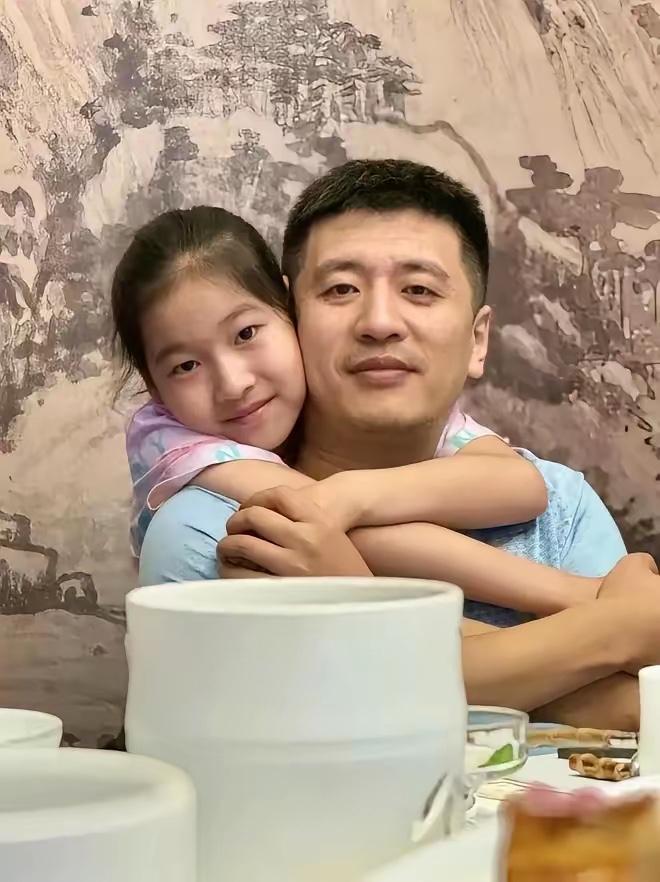张雪峰女儿，没能见爸爸最后一面！女儿才上5年级，爸爸在跑步机上倒下的时候，她