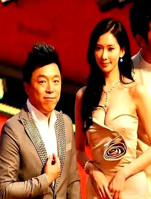 被当众羞辱，他只回一句全场鼓掌黄渤上小S节目，被甩“林志玲吻完你吐一个月”