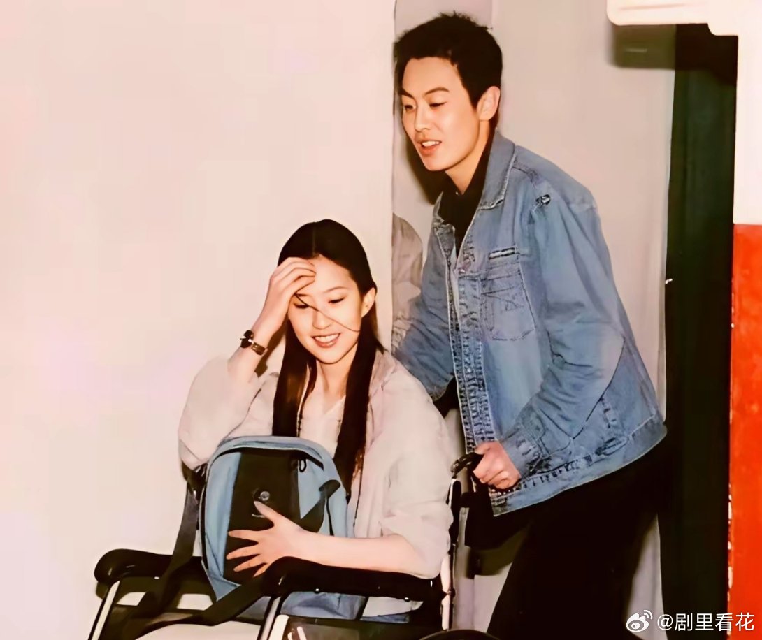 她没去黄晓明的婚礼，却去了朱亚文的。不是因为谁更红，而是因为谁更真。2013年，