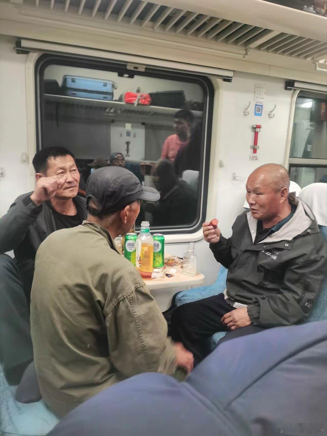 回家的火车上，三个东北大哥互相不知道姓名年龄，就因为其中的一个大哥说了一句，呆着