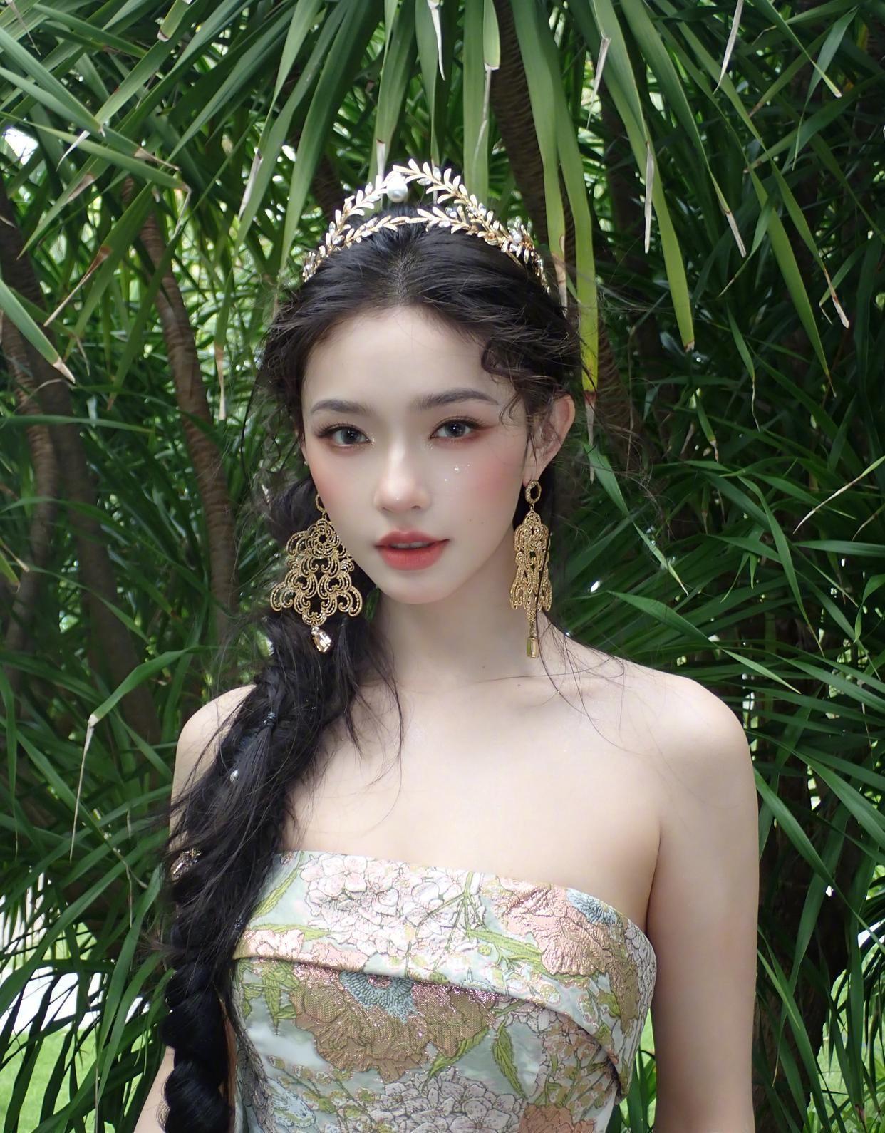林允这身抹胸造型太绝了，优雅得像童话里走出的公主！​​​