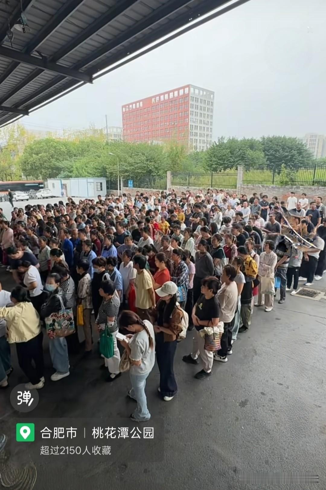 合肥一工厂招包装月饼的兼职150一天，来了这么多人，现在这月饼也不好卖吧！现在来
