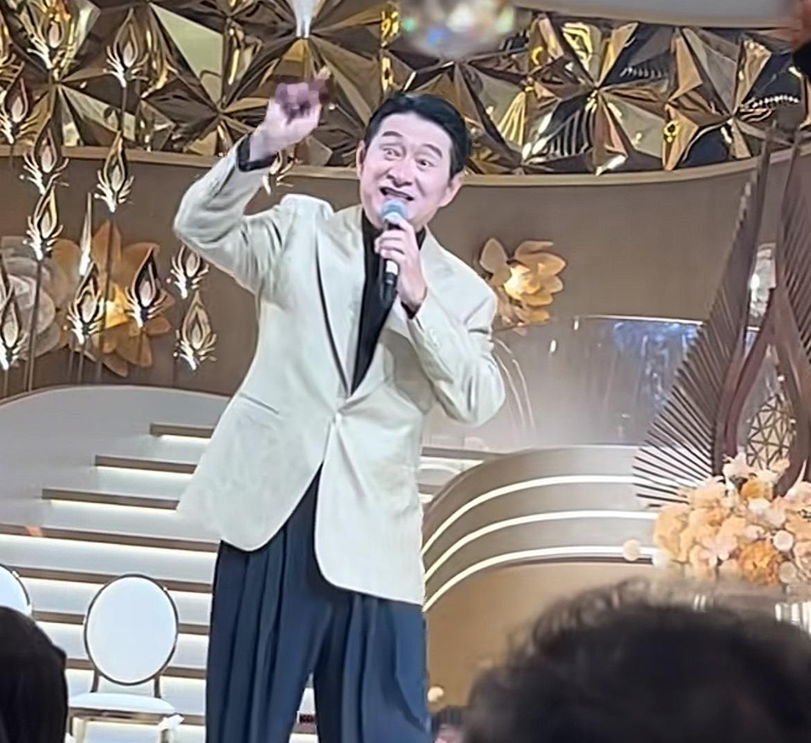 知名歌手黄安现身烟台龙口婚宴！纵情高歌三曲，台下却只顾吃饭，画面看起来非常尴尬。