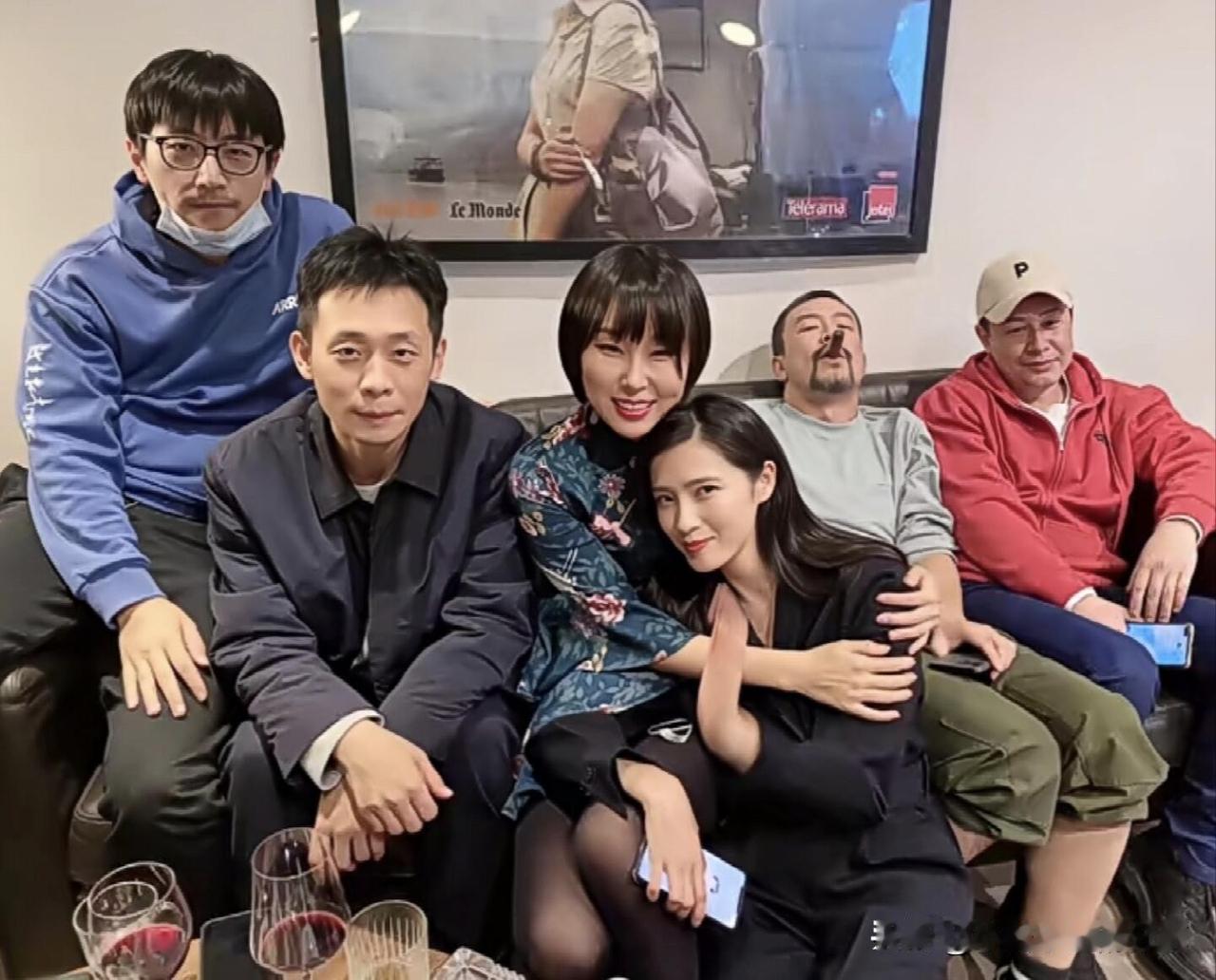 6位明星的合影，演技最好的廖凡是最没有明星偶像包袱的一个，看他嘴里还含着烟，胡子