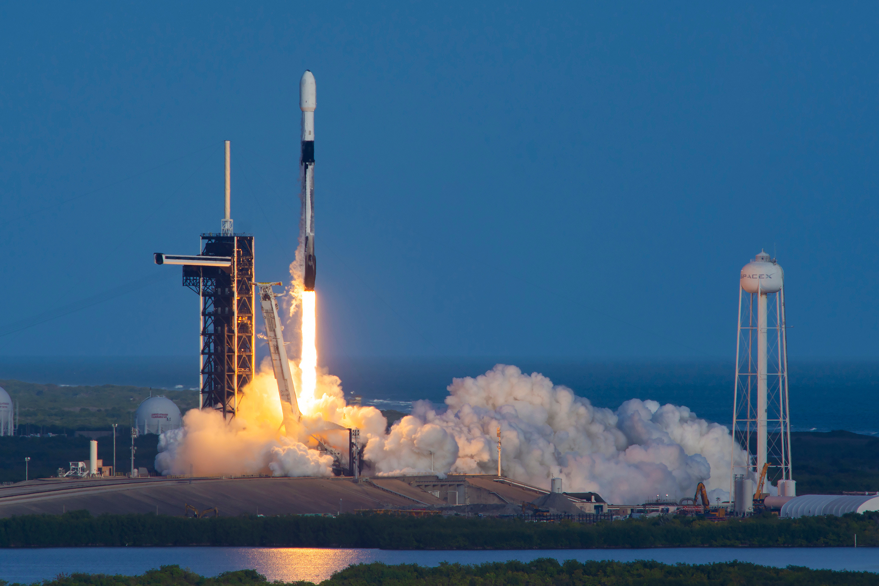 今天21:42，SpaceX在肯尼迪航天中心LC-39A，使用Falcon9