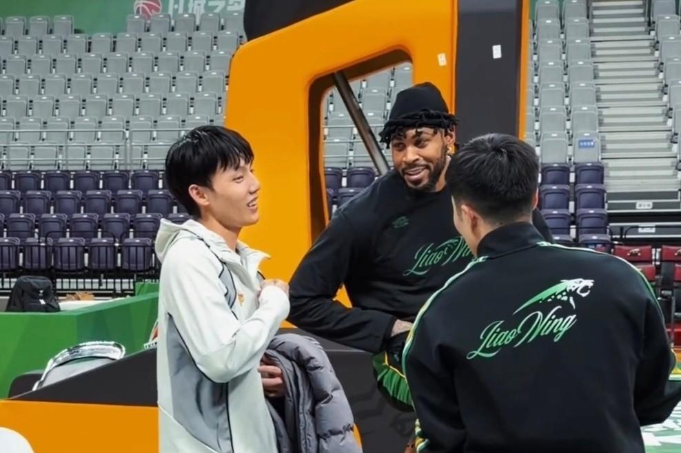 莫兰德在更衣室通道堵住徐杰，眼神像要吞了他，赛后记者都以为要爆发冲突。结果他