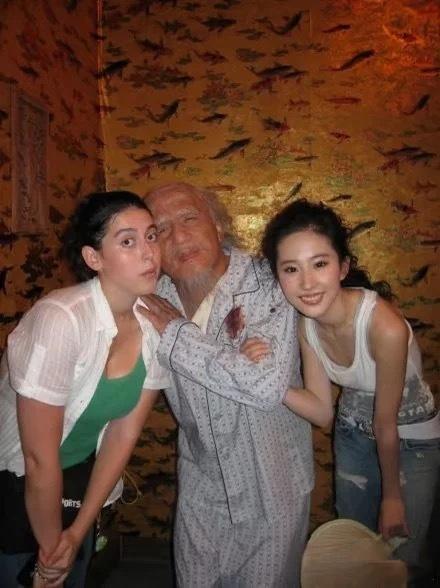 差点没认出来刘亦菲旁边是成龙