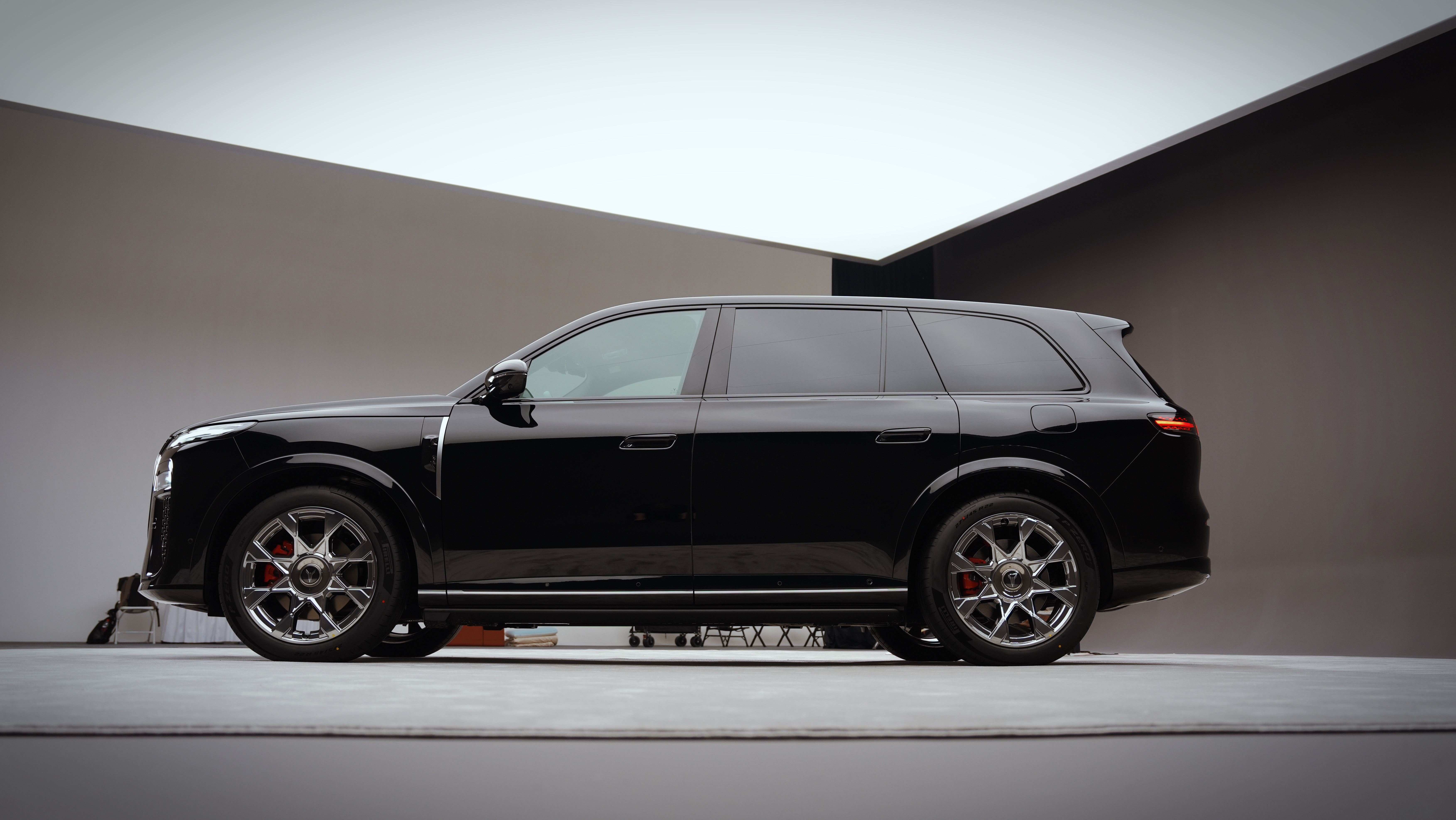 老规矩，下午岚图X8开始预售，猜价格吧，差价2000块左右的，第一个猜到的，单独