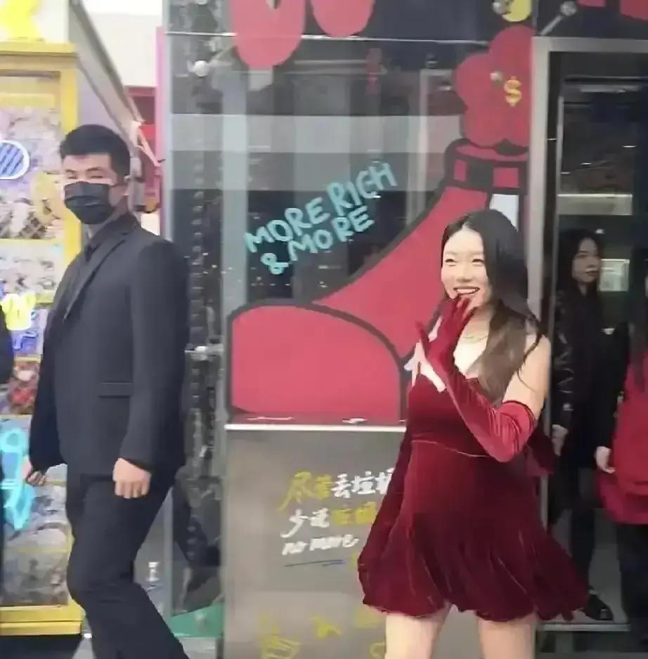 程晓玥在直播间一句“曾经为爱情妥协，后来学会独立”，弹幕瞬间刷满郑恺的名字。六