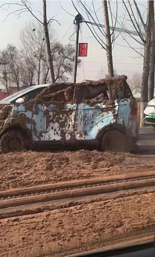 老头这回不乐了。山东济宁。一辆载满粪水的大货车为了躲避一辆横冲直撞的老头乐，