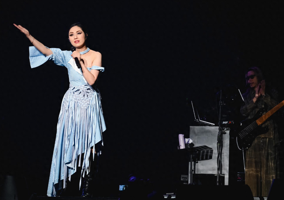 杨千嬅，现在是骑虎难下啊。演唱会开吧，票卖完了，不开吧，不但要赔付违约金，也