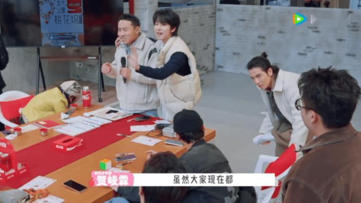 贺峻霖晒脚趾打响指真的心疼自家粉丝一秒😮别家粉丝优雅看偶像才艺，唯独贺峻霖粉