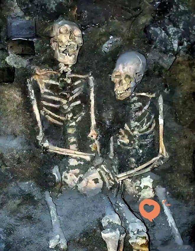 1997年7月，沈阳东华门，工人在施工时，挖掘到两具姿势奇特的遗骸，一男一女，大