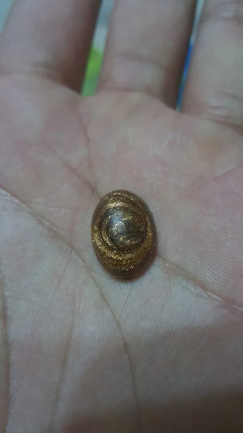 我奶奶给我母亲一枚戒指，戒指架是银子的，断了，这是戒指上镶嵌的石头，不知道是什么